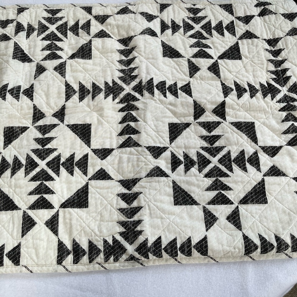Eddie Bauer Arrowhead Geometric Black and White Quilt King Size 2 Shams